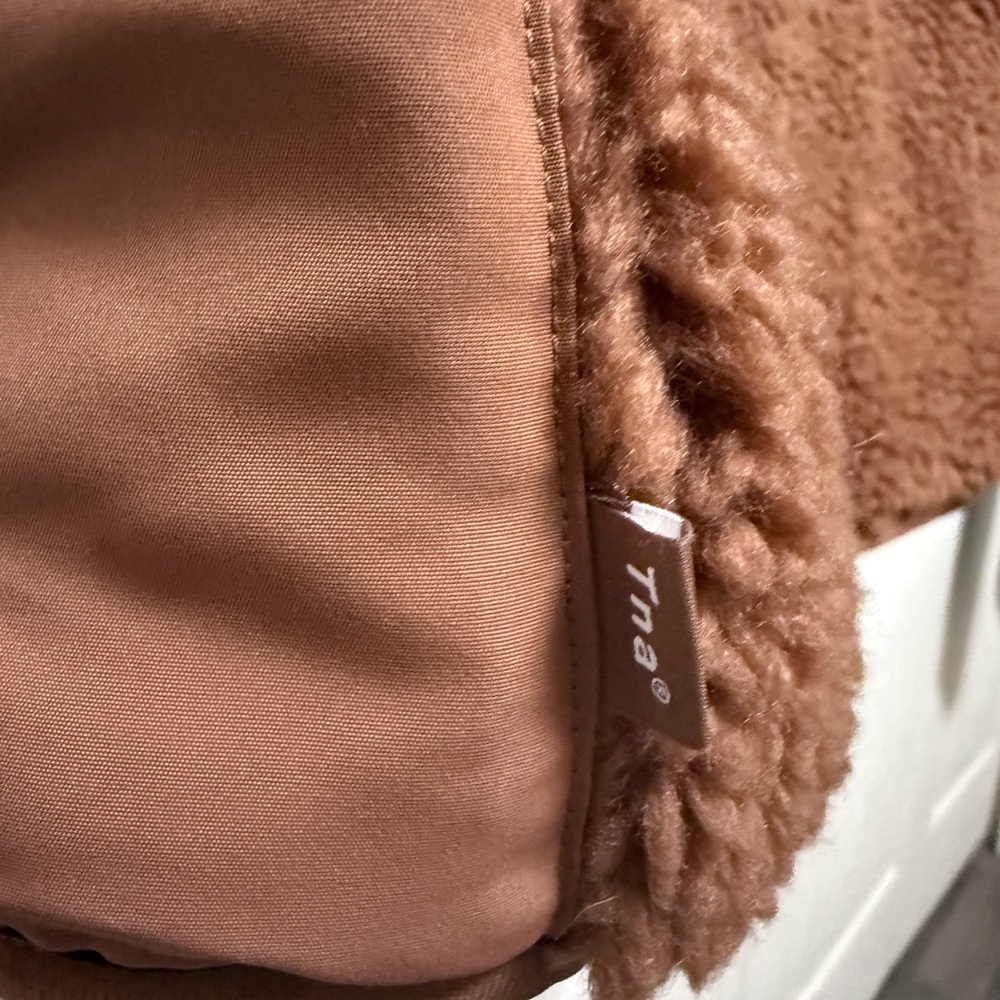 Aritzia TNA Cody Massive Polar Vest - Picture 6 of 7